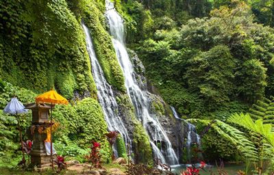 Munduk Wasserfall mit Gebetshaus